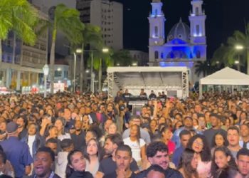 Fiéis lotam a Praça do Santíssimo Salvador durante o Festival Adora Campos