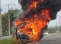 Ônibus pega fogo na Campos-São João da Barra