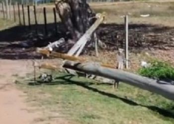 Moradores da praia de Atafona ficam sem energia após queda de postes