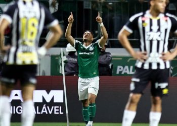 vitor-roque-decide-e-palmeiras-vence-classico-com-santos-no-brasileiro