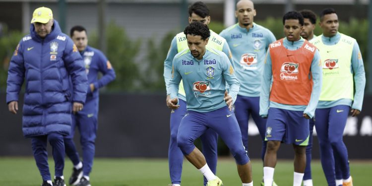 com-equipe-completa,-ancelotti-comanda-atividade-em-londres