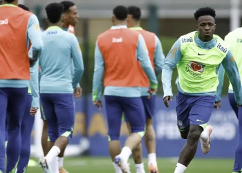 vinicius-junior-diz-que-selecao-evolui-sob-comando-de-carlo-ancelotti