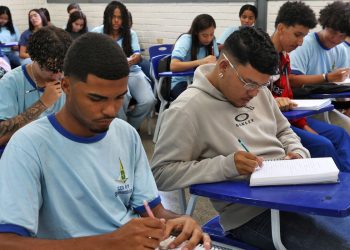 renda-e-cor-sao-determinantes-para-nao-concluir-ensino-medio-no-pais