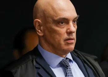 em-decisao,-moraes-cita-“eventual-tentativa-de-fuga”-de-bolsonaro