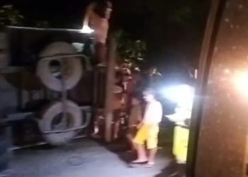 Caminhão tomba, e carga é saqueada em Campos