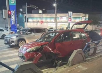 Novo acidente deixa mais um motorista ferido e carro destruído na 28 de Março