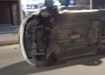 Campos: carro bate em ciclovia, tomba e motorista é jogado para fora do veículo