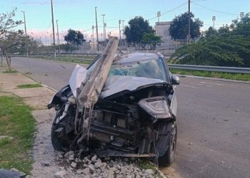 Carro desgovernado atinge poste perto do Cepop, em Campos