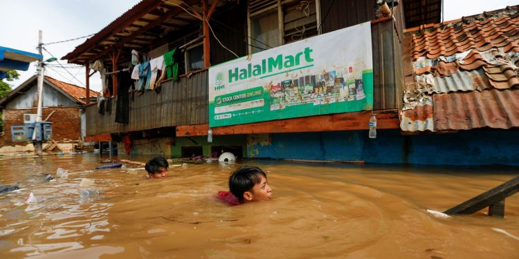 mortes-por-enchentes-na-ilha-de-sumatra-ultrapassam-900