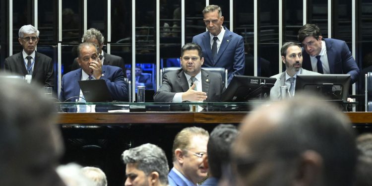 senado-aprova-reducao-da-pena-de-condenados-pelo-8/1-e-trama-golpista