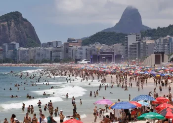 bebidas-destiladas-sao-encontradas-enterradas-na-praia-de-copacabana