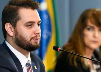 moraes-pede-que-filipe-martins-explique-uso-de-rede-social