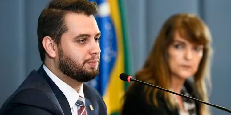 moraes-pede-que-filipe-martins-explique-uso-de-rede-social