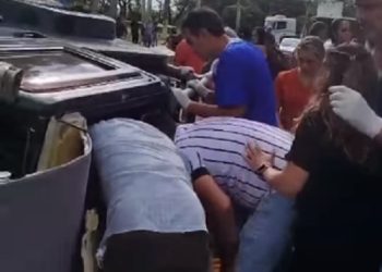 Acidente deixa médico e passageira de táxi feridos em Campos
