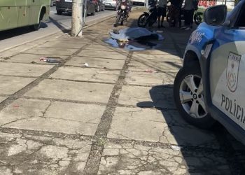 Jovem motociclista morre ao colidir em poste na Avenida 28 de Março
