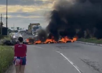 Familiares e amigos de casal morto atropelado bloqueiam a Campos-Grussai