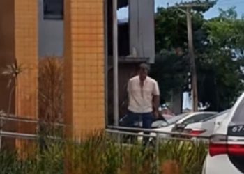 Fora do flagrante, médico envolvido em acidente em que duas pessoas morreram chega à Delegacia de SJB