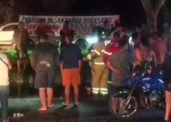 Van de transporte colide de frente com moto na Baixada Campista