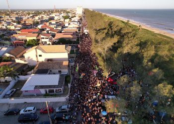 Final de semana atrai mais de 30 mil pessoas e sete mil veículos em Farol de São Thomé