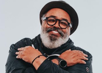 Cantor Jorge Aragão anima veranistas em Farol no fim de semana