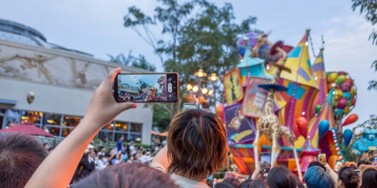 carnaval-blindado:-o-item-que-esta-salvando-celulares-e-virou-obsessao-nos-bloquinhos-–-jovem-pan