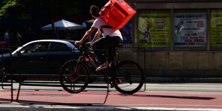 entenda-como-funciona-o-golpe-do-entregador-de-presente-falso-–-jovem-pan