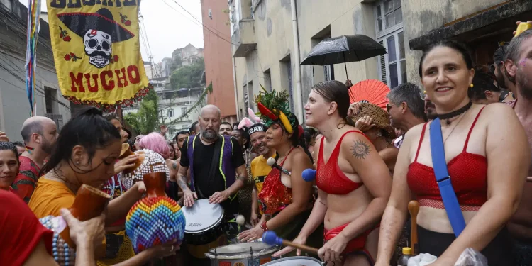 besa-me-mucho-leva-musica-latina-as-ladeiras-do-morro-da-providencia