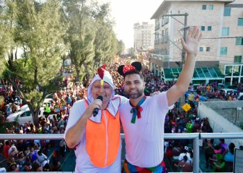 Trio elétrico com Apollo arrasta multidão neste sábado de Carnaval, em Farol