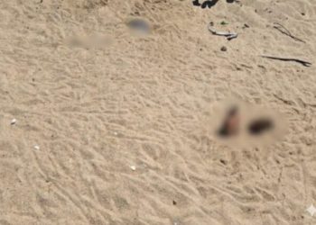 Banhistas encontram corpo enterrado na praia de Farol