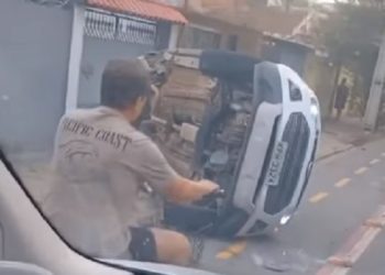 Carro invade calçada e tomba após colisão em Campos
