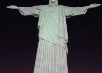 cristo-redentor-e-iluminado-com-mensagens-de-campanha-contra-violencia
