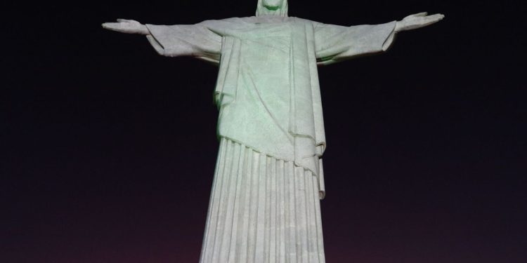 cristo-redentor-e-iluminado-com-mensagens-de-campanha-contra-violencia