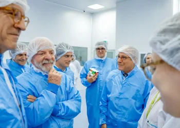 lula-visita-fabrica-que-fornece-19-milhoes-de-produtos-ao-sus