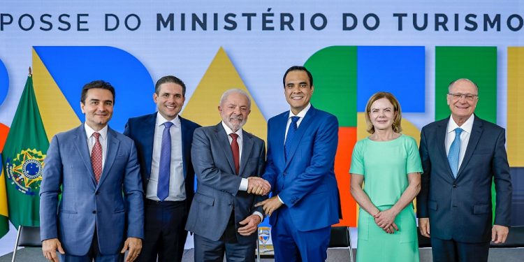 guerra-entre-eua-e-ira-comeca-a-afetar-turismo-internacional-no-brasil-–-jovem-pan