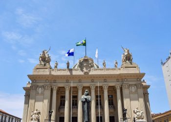 ferros-velhos-poderao-ser-fechados-se-venderem-fios-de-cobre-roubados