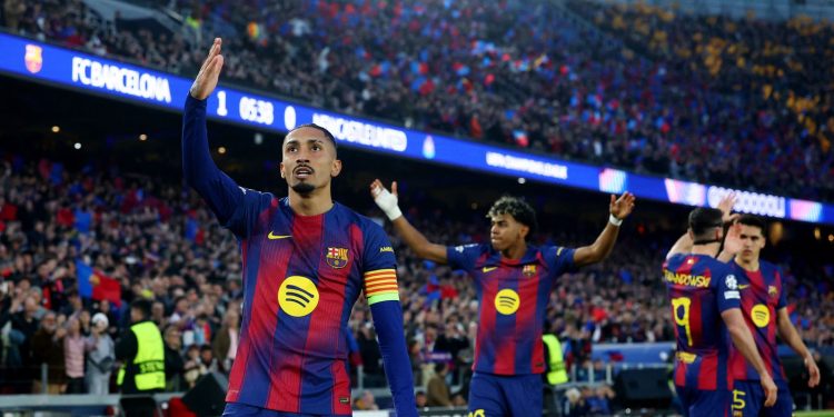 raphinha-marca-dois-em-goleada-do-barcelona-na-liga-dos-campeoes