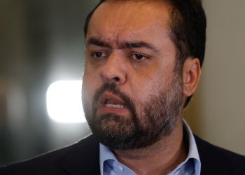 claudio-castro-diz-que-sai-do-governo-do-rio-“de-cabeca-erguida”