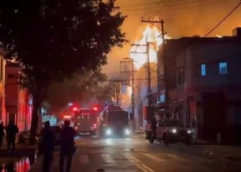 incendio-de-grandes-proporcoes-atinge-fabrica-no-bras;-veja-videos-–-jovem-pan