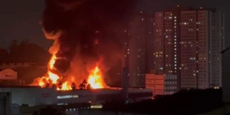incendio-de-grandes-proporcoes-atinge-distribuidora-de-tintas-em-diadema-–-jovem-pan