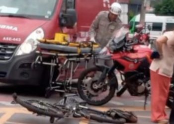 Ciclista de bicicleta elétrica em estado gravíssimo após colisão com caminhão no Centro de Campos