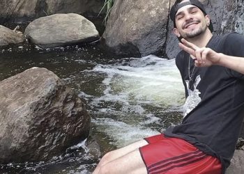 Corpo de jovem morto em acidente com bicicleta elétrica é enterrado