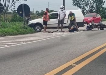 Motociclista fica ferida em acidente próximo na área urbana de Campos