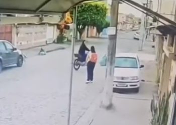 Câmera de segurança registra assalto a pedestre no bairro Jóquei, em Campos