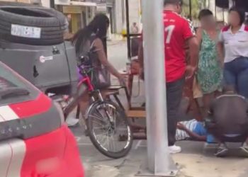 Criança é socorrida após colisão entre bicicleta elétrica e carro no Centro de Campos