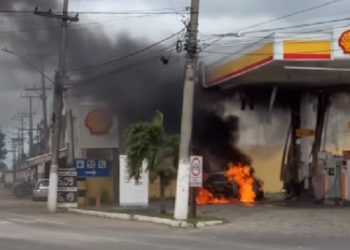 Incêndio destrói carro em posto de combustíveis à margem da Campos-Grussaí
