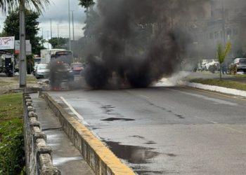 Protesto interdita Avenida Alberto Lamego após ordem de demolição de quiosque em Campos