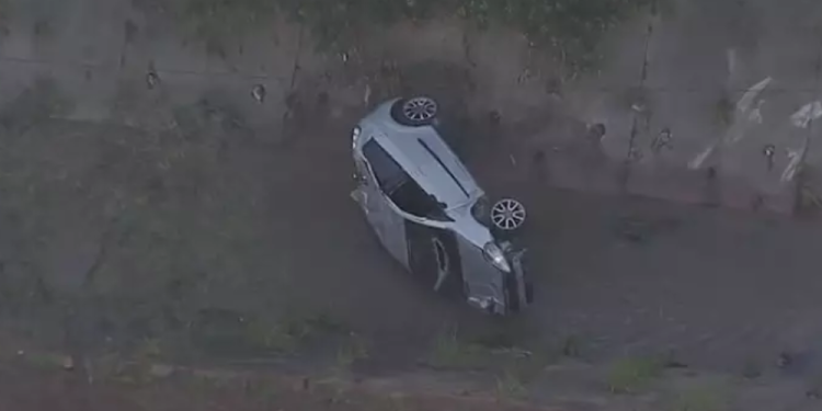 carro-capota-e-cai-em-corrego-na-zona-leste-de-sp-–-jovem-pan