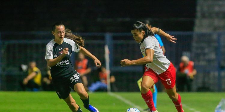 corinthians-goleia-bragantino-e-assume-lideranca-do-br-feminino