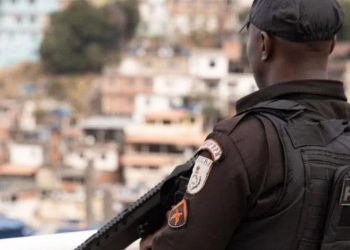 pm-apreende-tres-toneladas-de-drogas,-fuzis-e-pistolas-na-mare