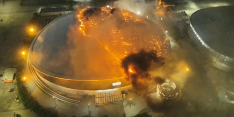 incendio-atinge-telhado-do-velodromo-no-parque-olimpico;-veja-video-–-jovem-pan